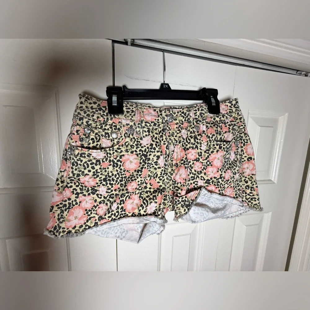 Miss Me‎ low-rise hibiscus floral leopard print fray denim shorts